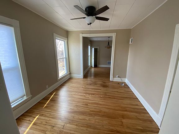 Living room (front) / dining room