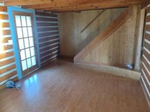 5th image of 107 E Locust Grove Rd