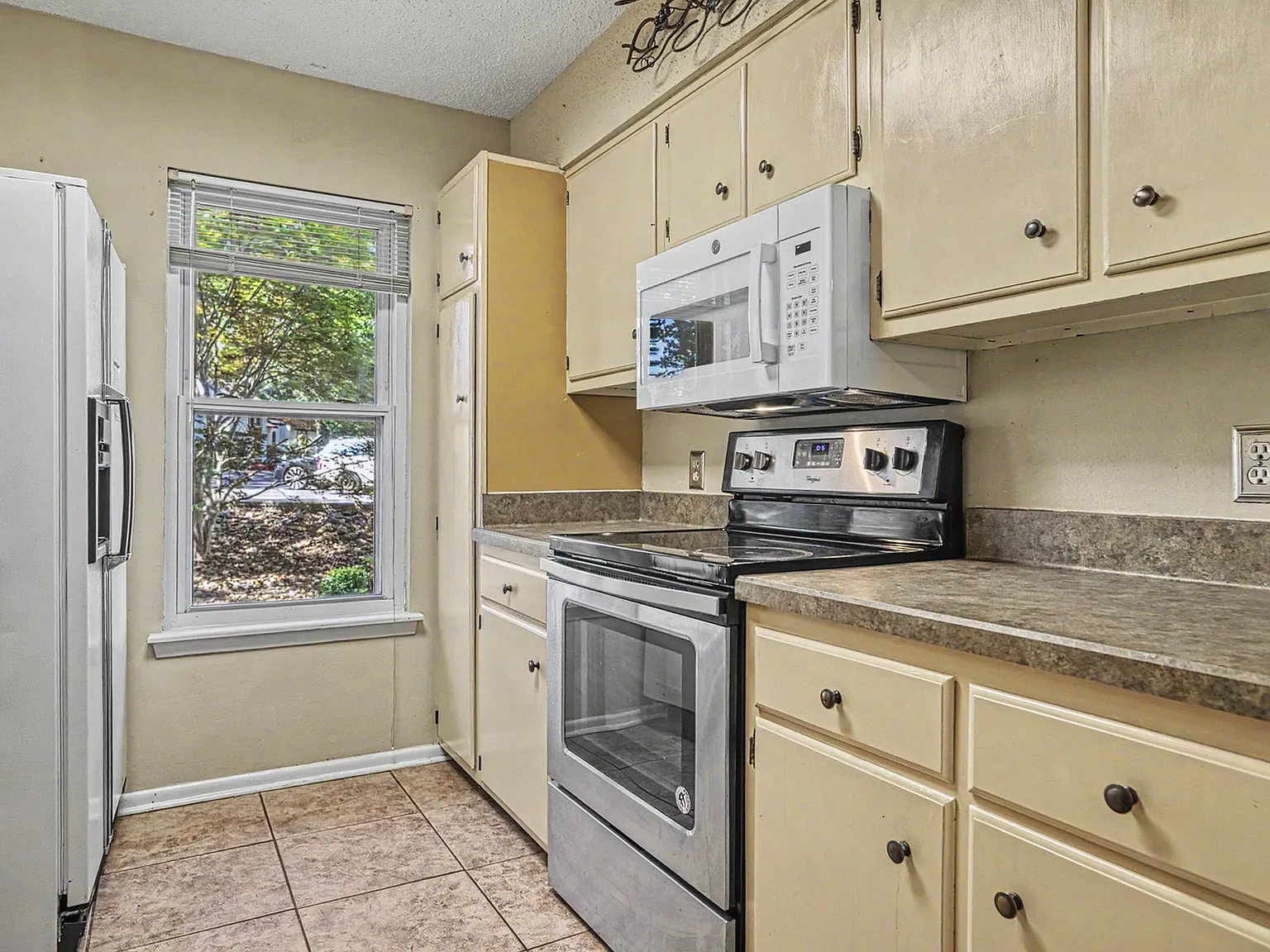 3 bed, 2.5 bath, 1510 sqft, $1,200 — Photo 2