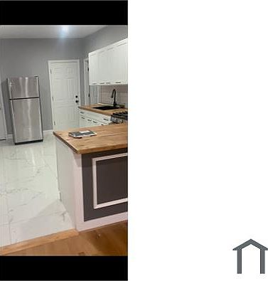3rd image of 956 E Grand Blvd