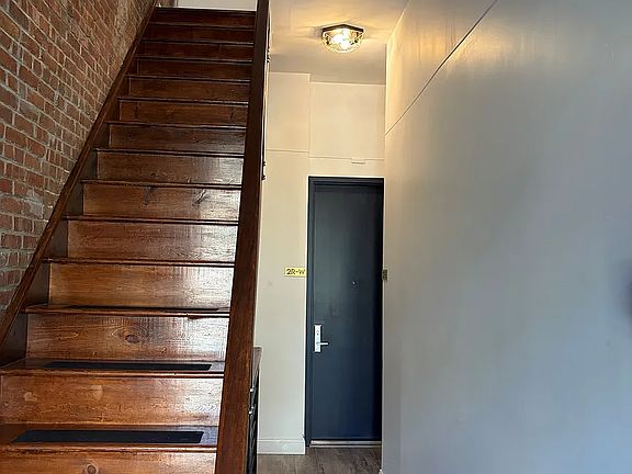 2nd image of 306 Alexander Ave APT 2RE