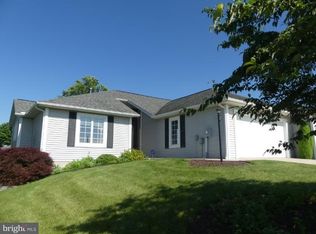 3890 Farmstead Dr, Fayetteville, PA 17222