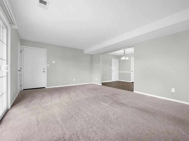 2405 Ashland Cir #9 — Photo 3