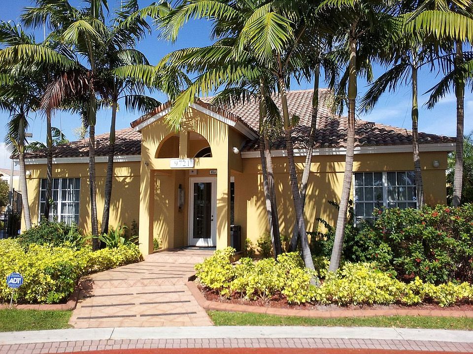 Club House w/ Pool & Fit Ctr