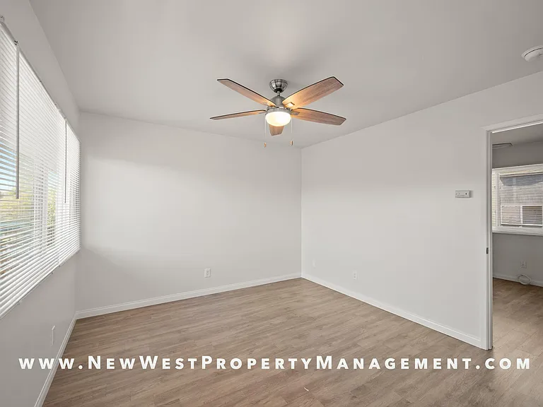 559 22nd St #1/2 — Photo 6