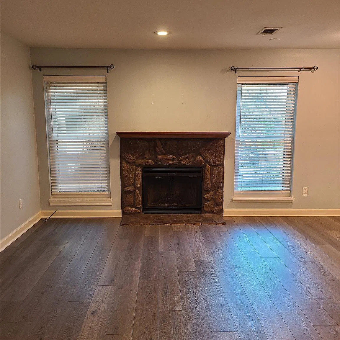 3 bed, 2.5 bath, 1251 sqft, $1,595 — Photo 2