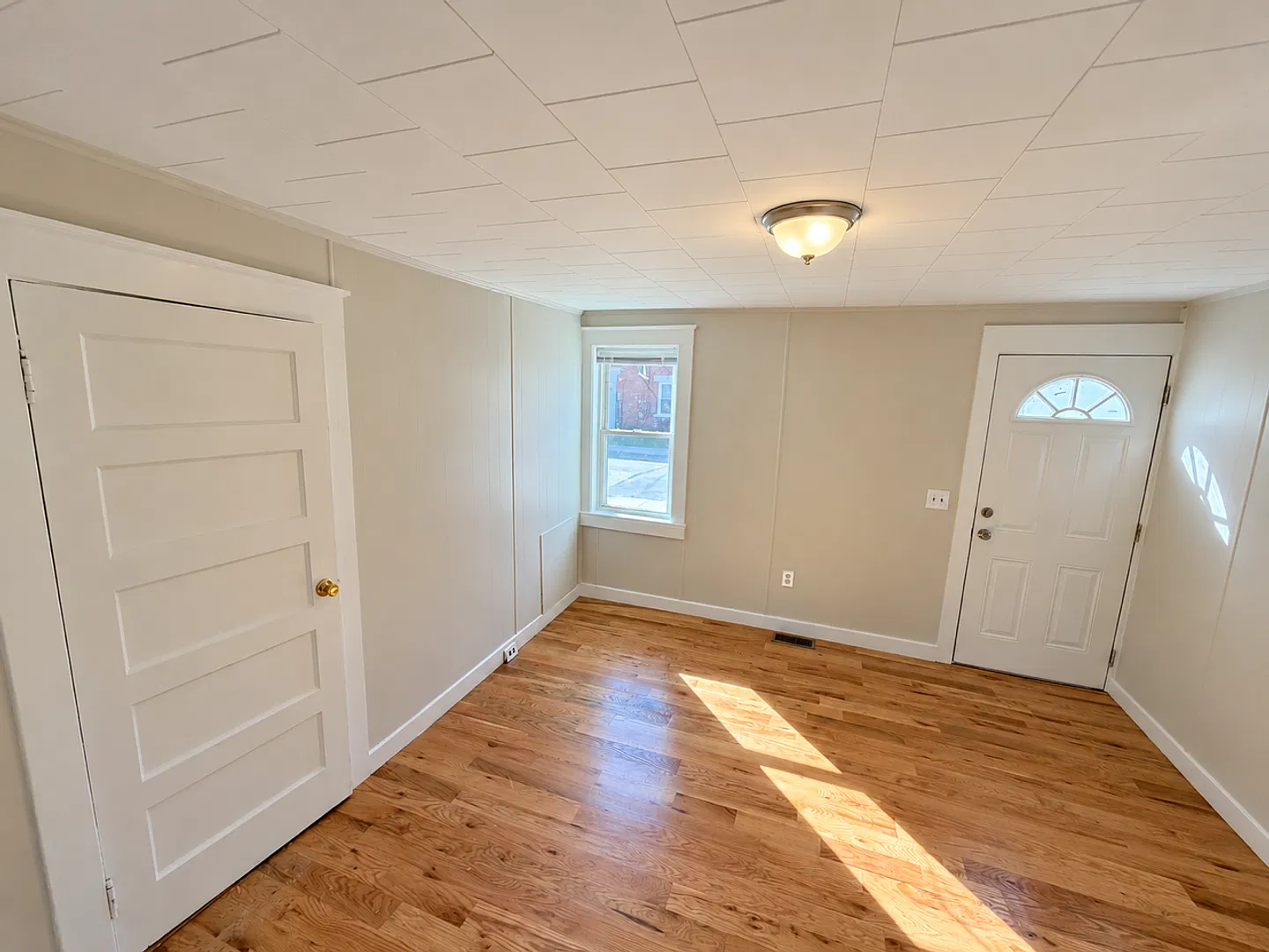 12 Elm Street — Photo 4