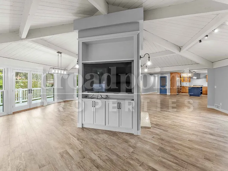 2113 Sleepy Hollow Rd — Photo 16