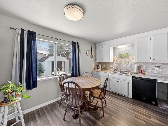 2nd image of 3265 Daisy St