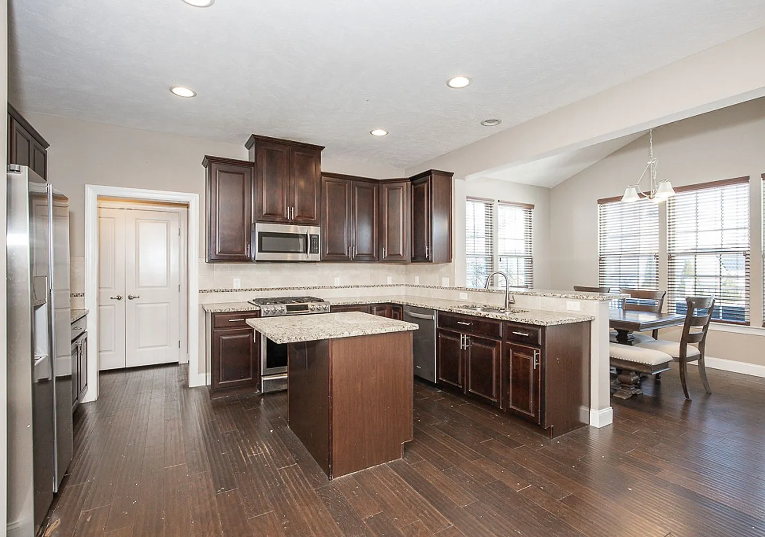 Beautiful 3 bedroom/2.5 Bath Single! Avon, OH — Photo 2