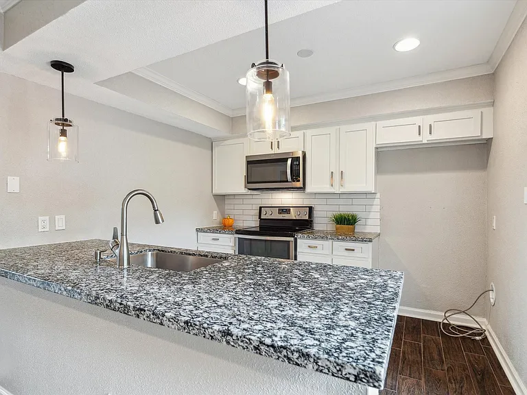 1428 Silverpines Rd #428 — Photo 7