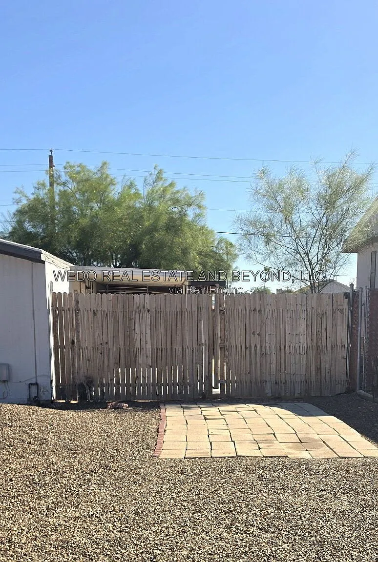 3 bed, 2.0 bath, 1248 sqft, $1,995 — Photo 2