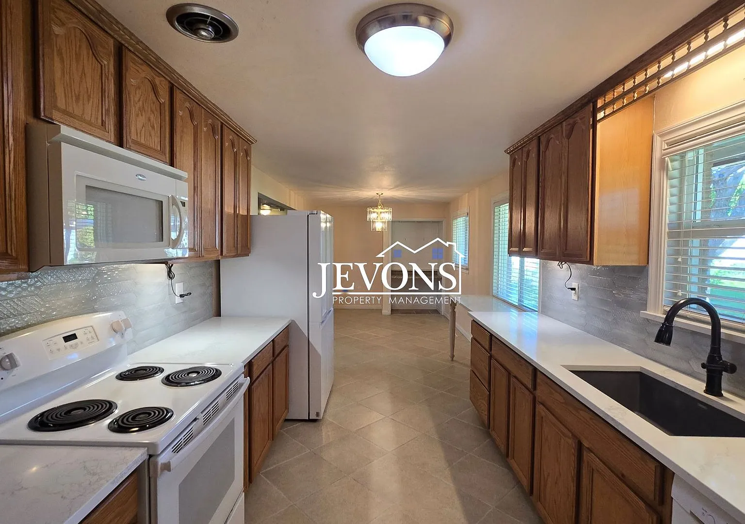 Spacious 3BD/2BA Home with Driveway Parking & In-Unit Laundry Yakima — Photo 1