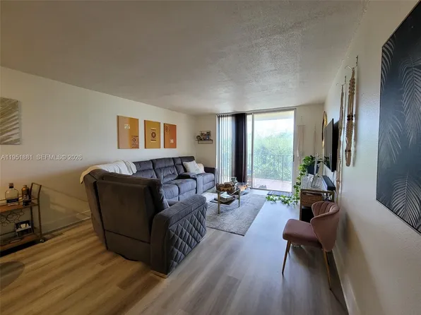 9320 Fontainebleau Blvd APT 510, Miami, FL 33172