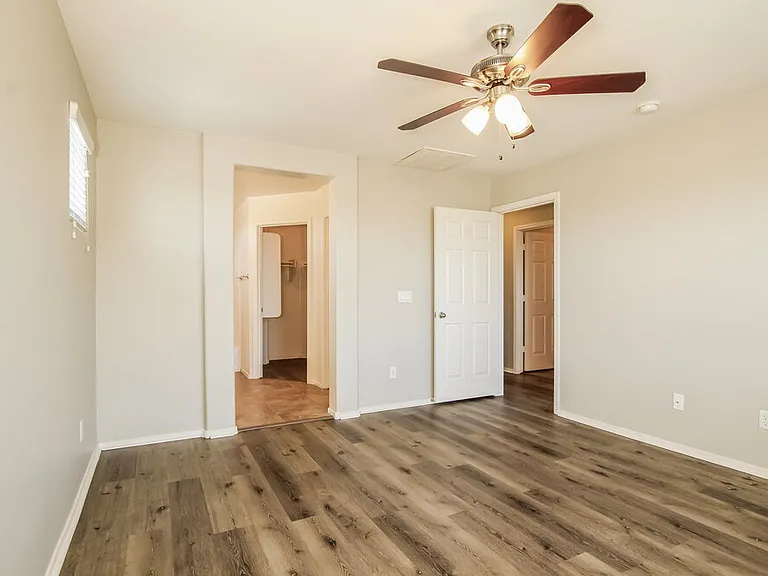 7907 S 50th Ln — Photo 9