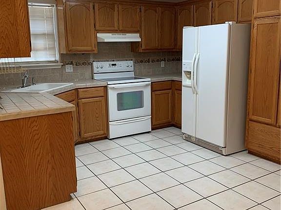 5th image of 1359 La Ciniega Dr