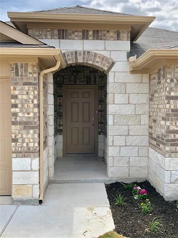 4 bed, 2.0 bath, 2081 sqft, $2,395 — Photo 2