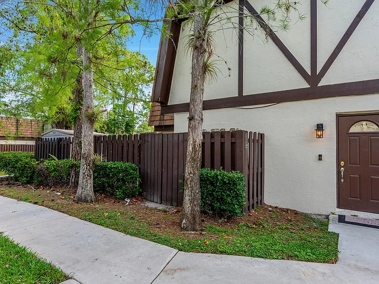 111 Weybridge Cir — Photo 3