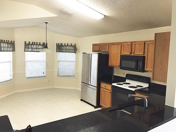 3rd image of 816 Lake Crescent Ct