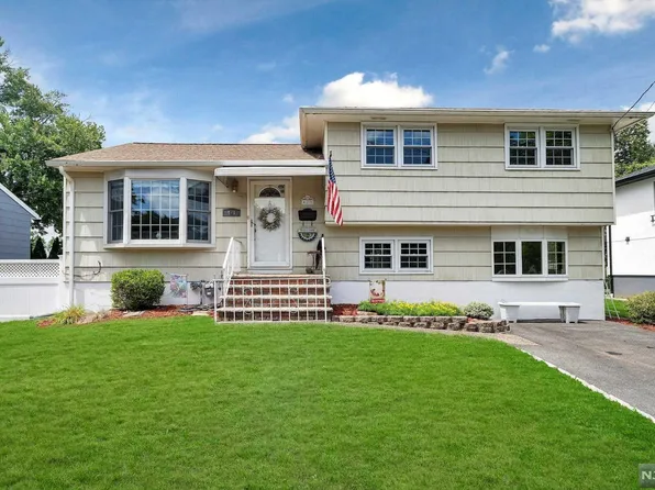 421 Dewey Ave, Saddle Brook, NJ 07663