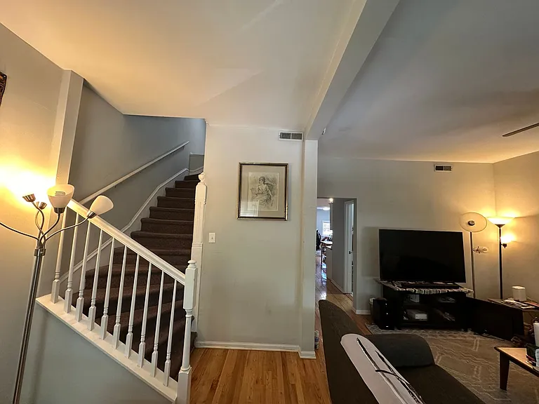 1120 W Roscoe St — Photo 10