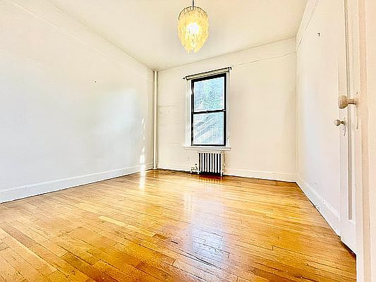 3rd image of 258 W 22nd St APT 4E