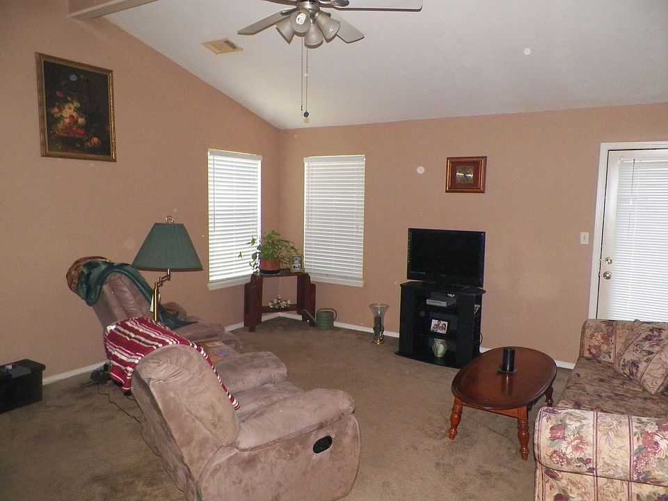 2nd image of 112 Commanche Loop