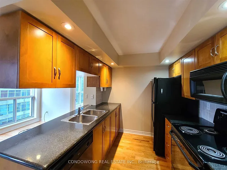 270 Wellington St W #819 — Photo 2