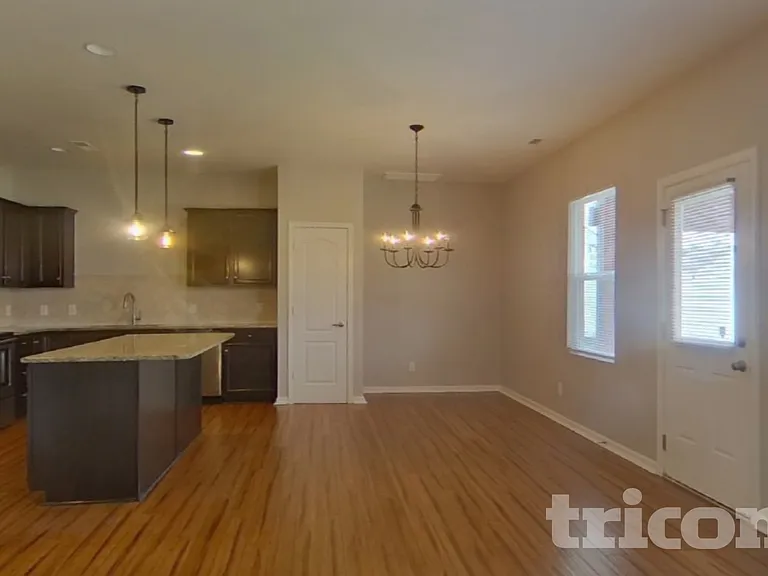 1048 Silverberry St — Photo 3