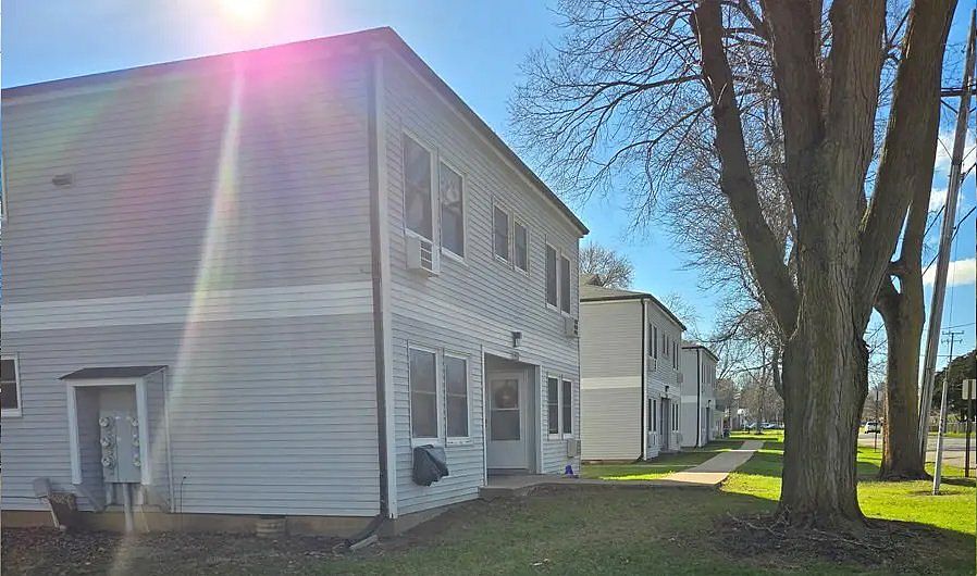 2nd image of 2104-2142 Cummins St #2104