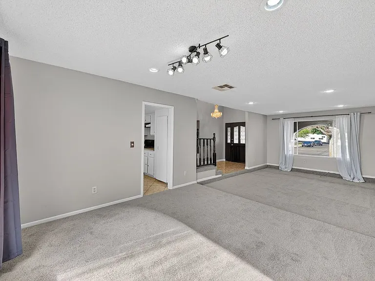 389 Summer Creek Ct — Photo 3