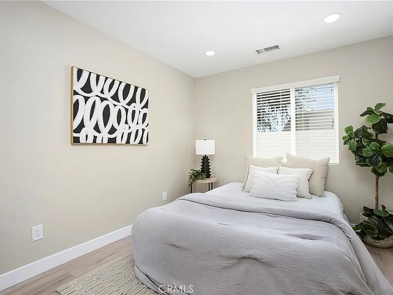 708 E Elm St — Photo 8