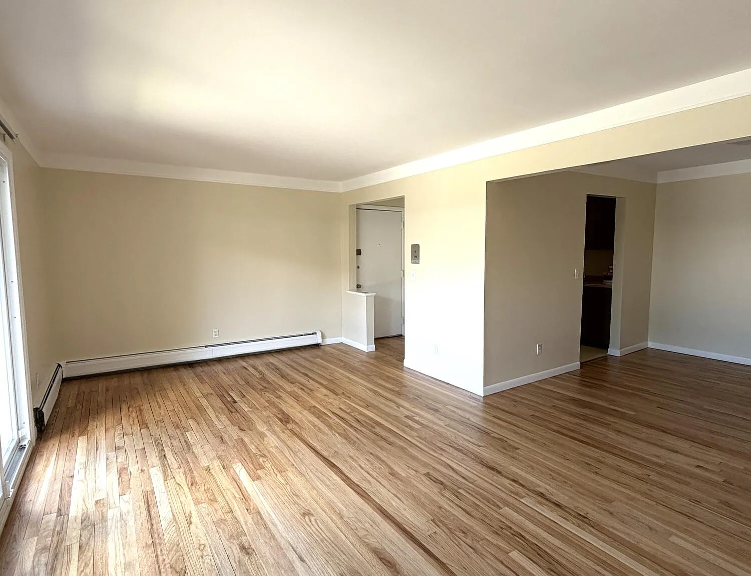 2 bed, 1.0 bath, 871 sqft, $1,900 — Photo 4