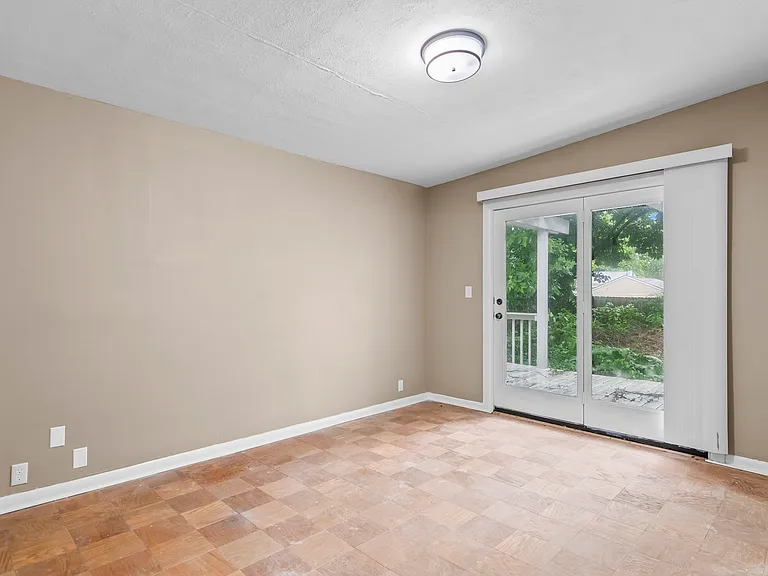 1111 Bruns Ln — Photo 20