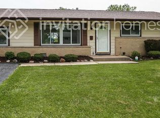 137 Shadywood Ln, Elk Grove Village, IL 60007
