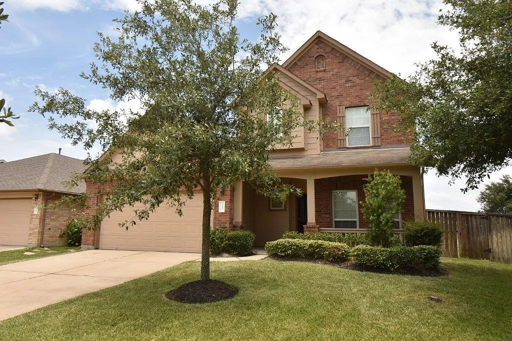 4 bed, 2.5 bath, 2378 sqft, $2,350 — Photo 2