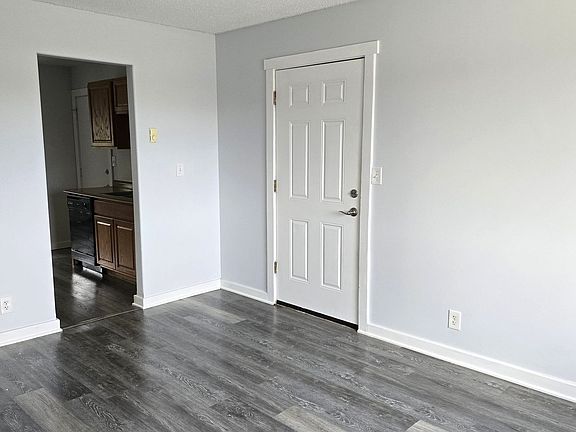 5th image of 704 Vivian St APT 4