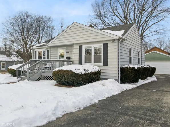 234 Woodlawn Dr, Mundelein, IL 60060