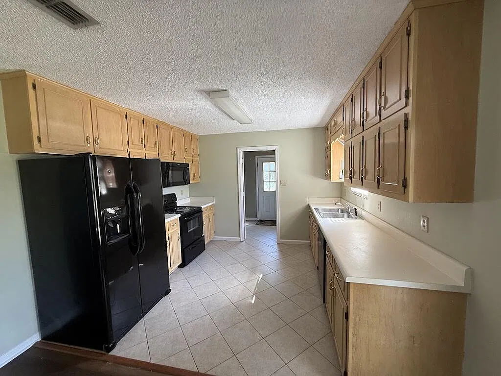 3 bed, 2.0 bath, 1441 sqft, $1,500 — Photo 3
