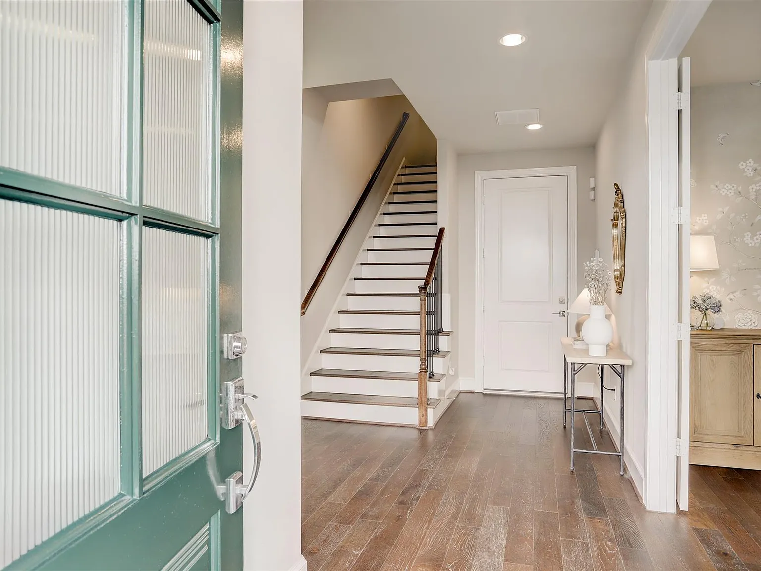3 bed, 3.5 bath, 2458 sqft, $4,800 — Photo 4