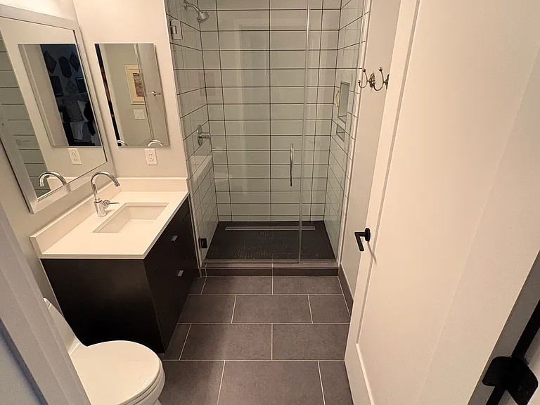 En suite bathroom in primary bedroom