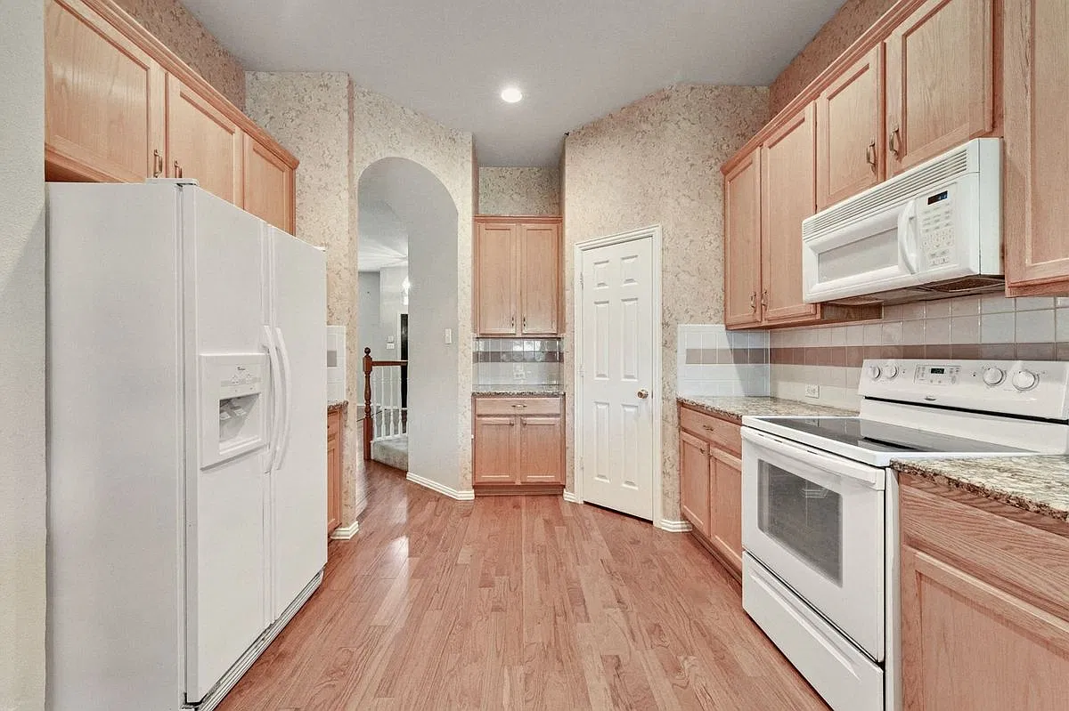 3 bed, 2.0 bath, 2418 sqft, $2,700 — Photo 4