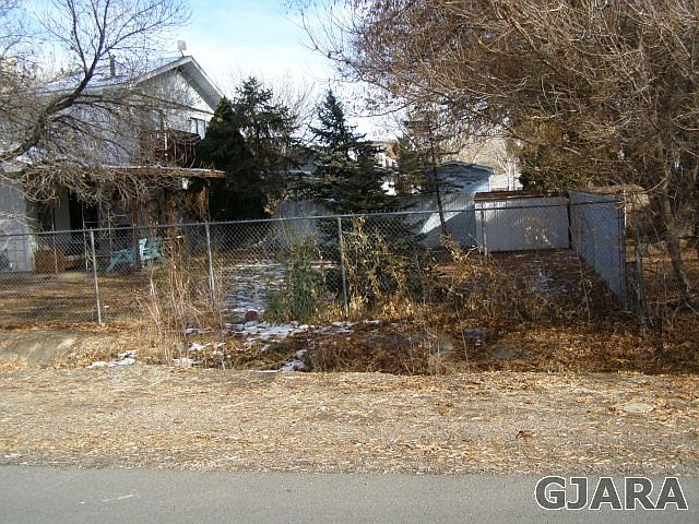 2nd image of 3251 Castaneda Dr