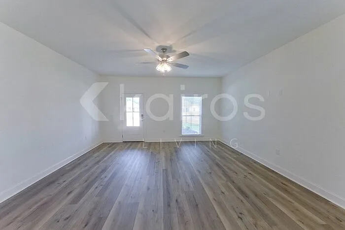 7936 Hendrick Dr — Photo 2