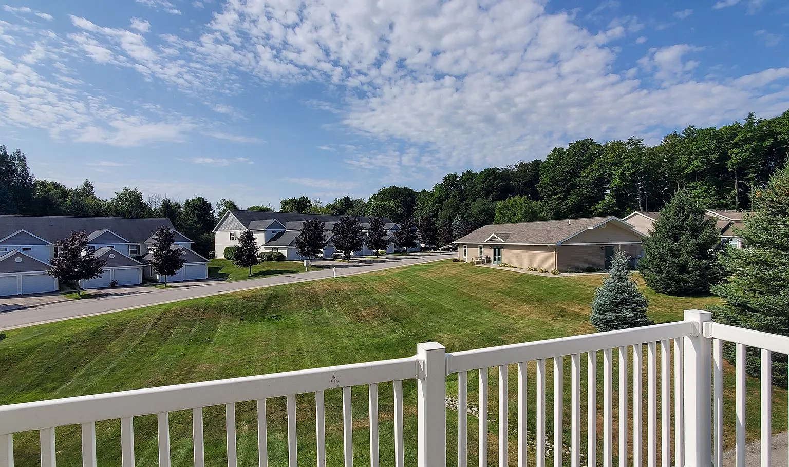 Chelsea Park Charming 2 Bedroom, 2 Bathroom Upper Level End Unit — Photo 2