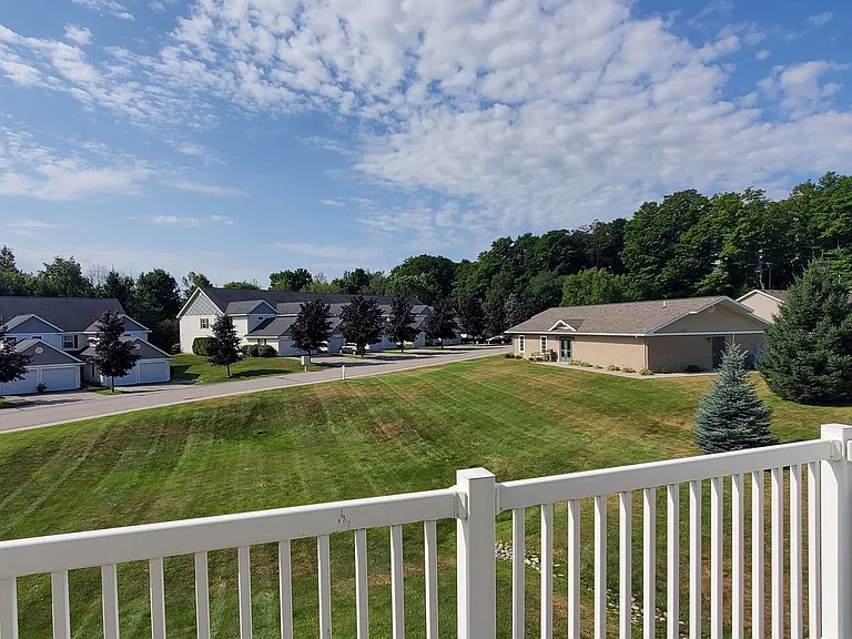 3231 Wexford Dr — Photo 2