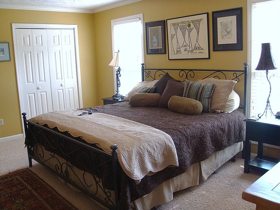 Large Bedrooms, all New Carpet