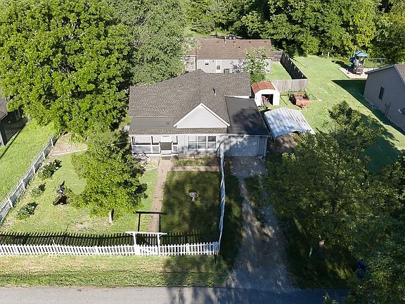 2nd image of 124 Gould St