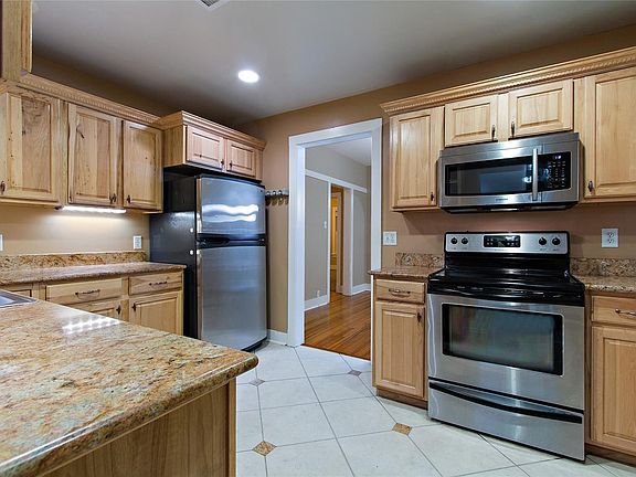 3rd image of 517 Josephine St