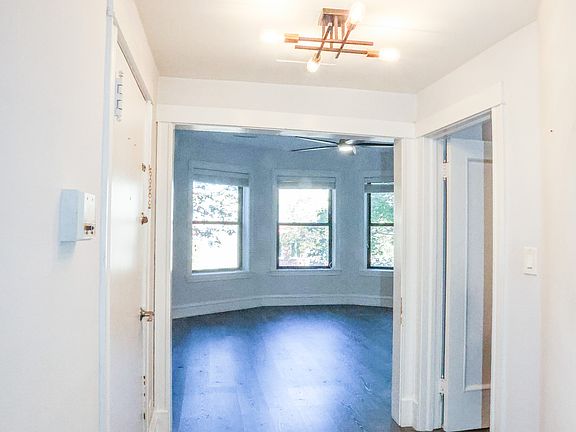 2nd image of 907 W Sheridan Rd #4